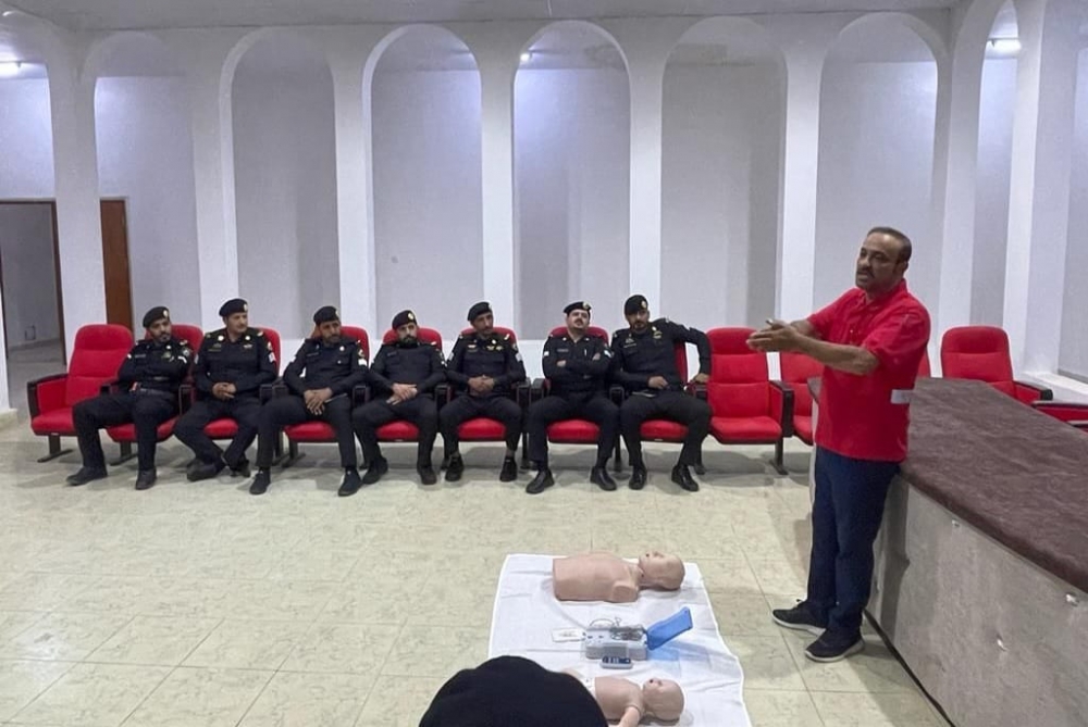 فرع الهلال الأحمر بالحدود الشمالية ينفذ برنامج توعوي لدوريات الأمن في طريف