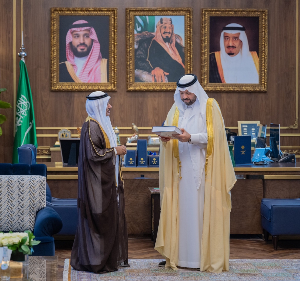 سمو أمير منطقة الحدود الشمالية يدشّن كتابين بلغة