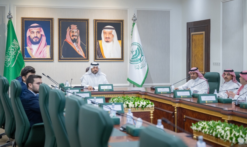 الأمير فيصل بن خالد بن سلطان يرأس اجتماع العرض المرئي للفريق الفني بالمكتب الإستراتيجي لتطوير الحدود الشمالية