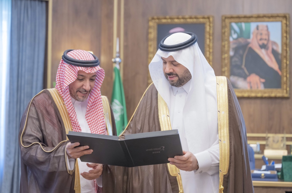 الأمير فيصل بن خالد بن سلطان يتسلّم التقرير السنوي لشركة أسمنت الجوف