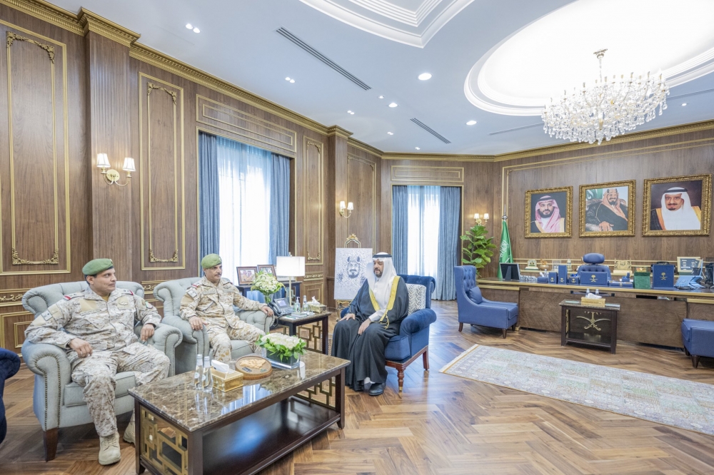 سمو أمير منطقة الحدود الشمالية يستقبل قائد قوة عرعر ومساعده