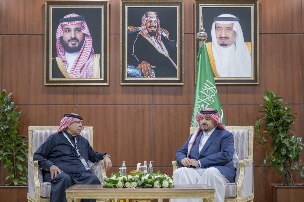 سمو أمير الحدود الشمالية يلتقي وزير التجارة