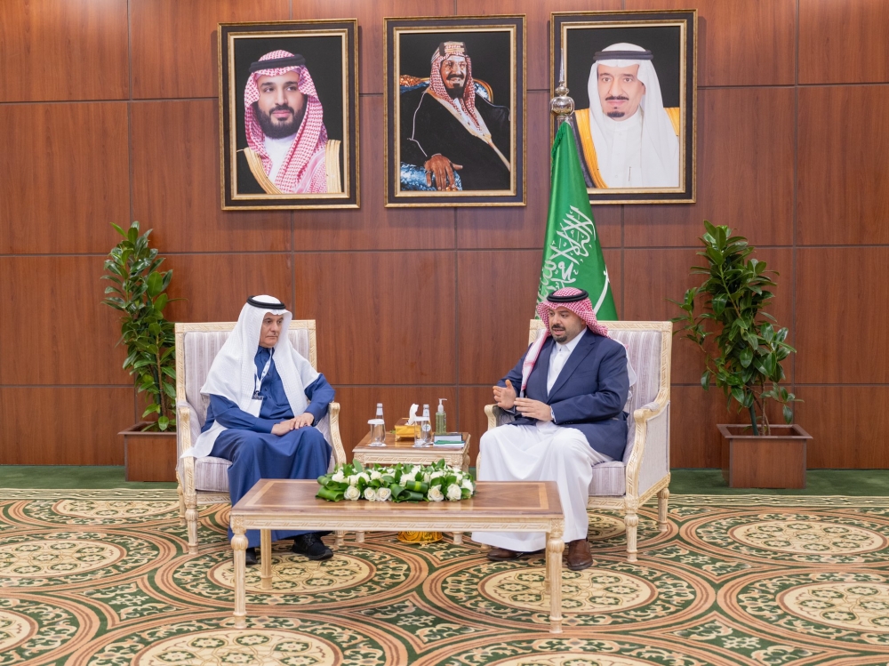 سمو أمير منطقة الحدود الشمالية يلتقي وزير البيئة والمياه والزراعة