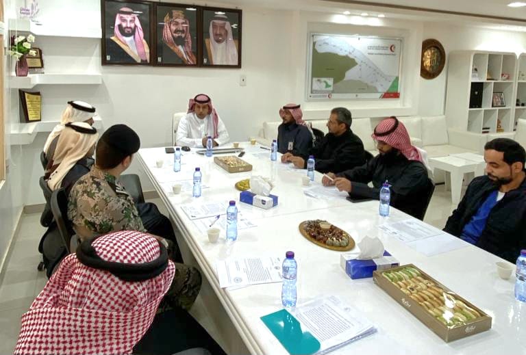 مدير فرع هيئة الهلال الأحمر بالحدود الشمالية يعقد اجتماع تنسيقي لتقديم الخدمات الطبية والإسعافية بالمنطقة