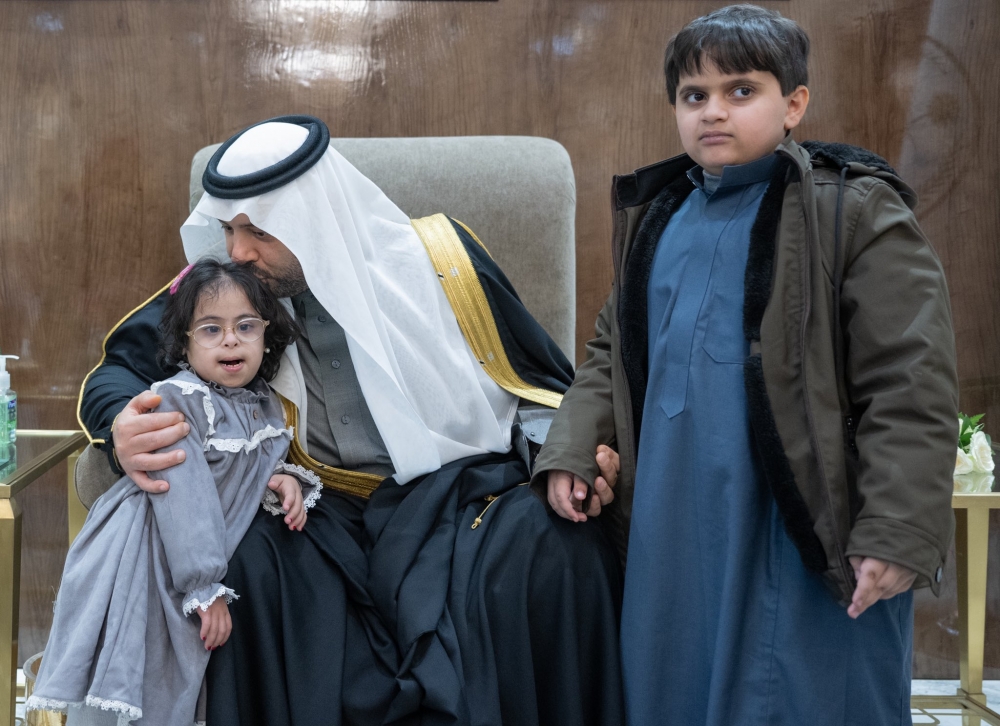 سمو أمير منطقة الحدود الشمالية يستقبل مدير الموارد البشرية بالمنطقة وعدداً من المتطوعين والأشخاص ذوي الإعاقة