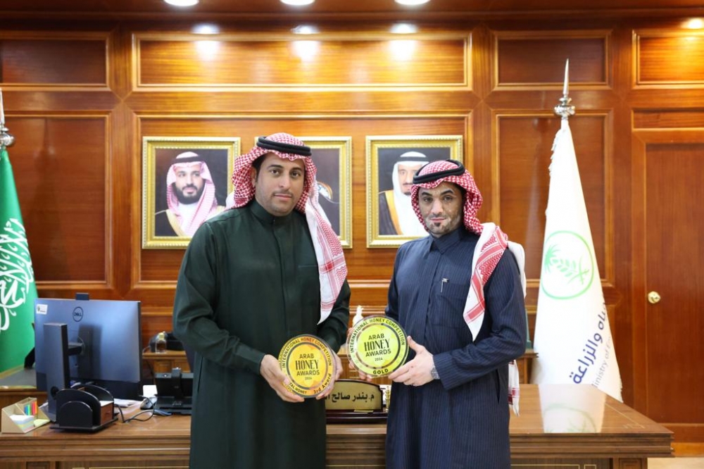 مدير فرع وزارة البيئة والمياه والزراعة بمنطقة الحدود الشمالية يستقبل النحال الحازمي الحاصل على عدد من جوائز المسابقة الدولية لأفضل انتاج عسل بلندن 2023