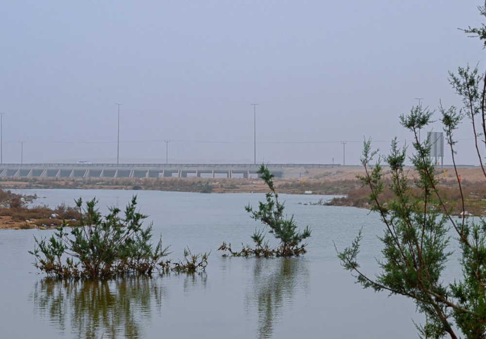 عرعر تشهد تدفق عدد من الأودية عقب الأمطار الغزيرة صاحبها ضبابٌ وانخفاض درجات الحرارة