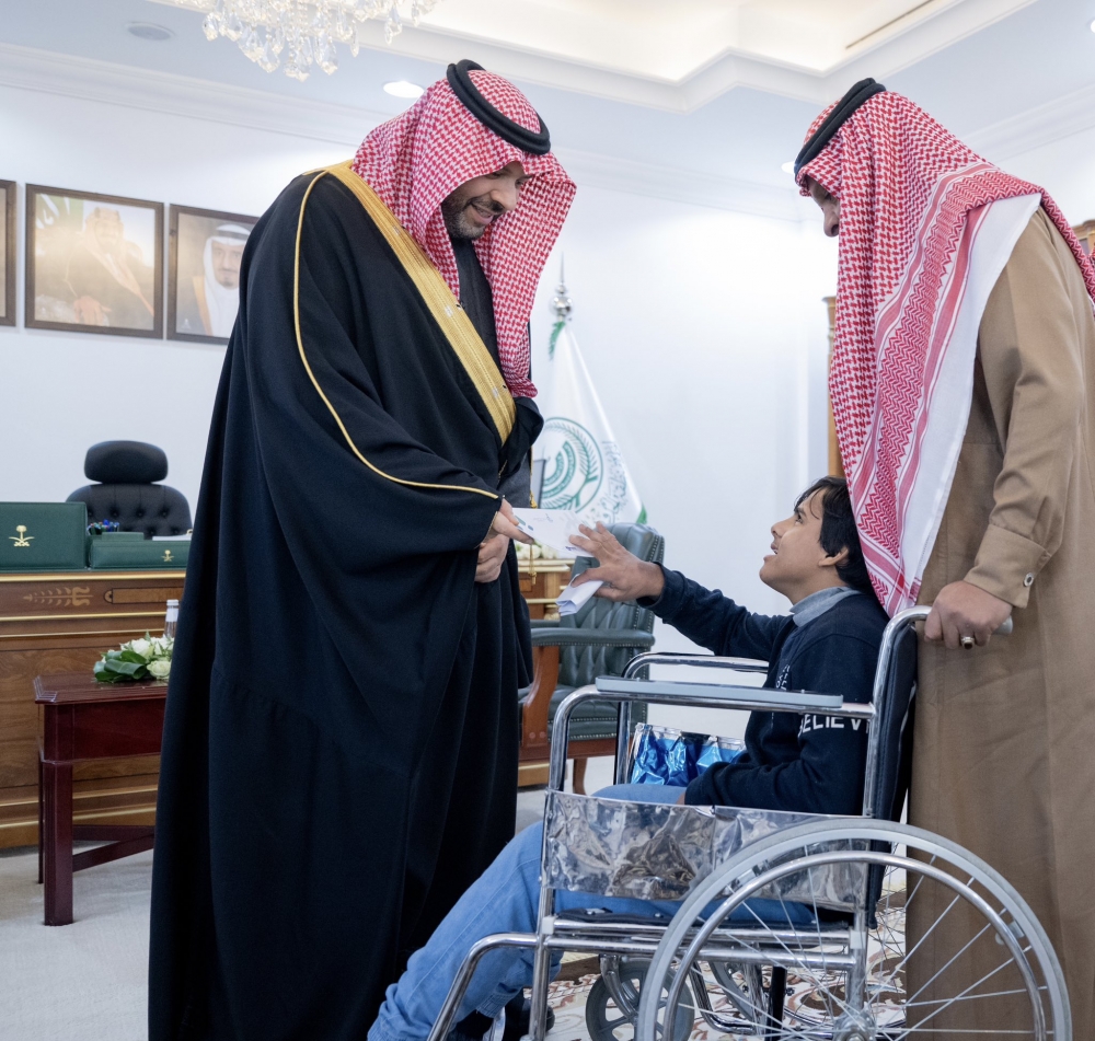 سمو أمير الحدود الشمالية يستقبل عددا من ذوي الإعاقة بمحافظة طريف