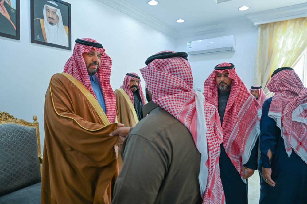 سمو أمير منطقة الحدود الشمالية يستقبل عدداً من المواطنين ورجال الأعمال والنحّالين الرياديين بمحافظة طريف