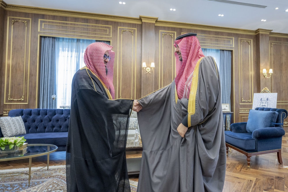 سمو أمير منطقة الحدود الشمالية يستقبل رئيس المحكمة الإدارية بالمنطقة بمناسبة انتهاء فترة عمله