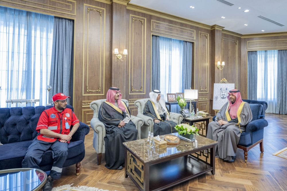 سمو أمير منطقة الحدود الشمالية يتسلّم التقرير السنوي لفرع هيئة الهلال الأحمر بالمنطقة
