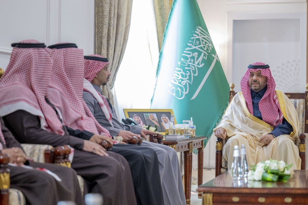 سمو أمير منطقة الحدود الشمالية يلتقي محافظ رفحاء المكلف ورؤساء المراكز