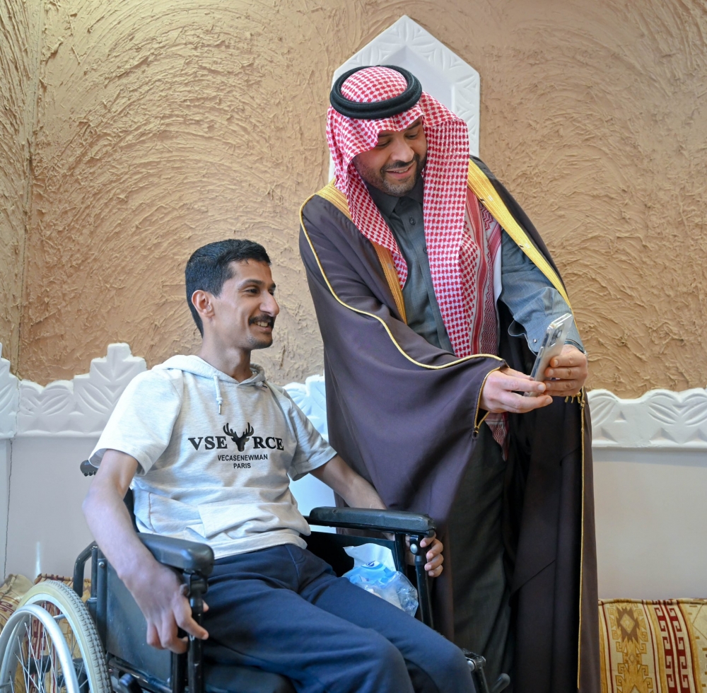 الأمير فيصل بن خالد بن سلطان يزور مواطن برفحاء أصيب بشلل رباعي جراء حادث مروري ويوجه بعلاجه