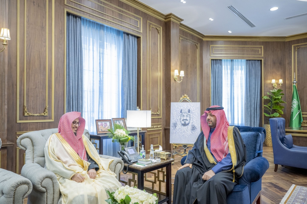 سمو أمير منطقة الحدود الشمالية يستقبل رئيس المحكمة الإدارية بالمنطقة المكلف حديثًا