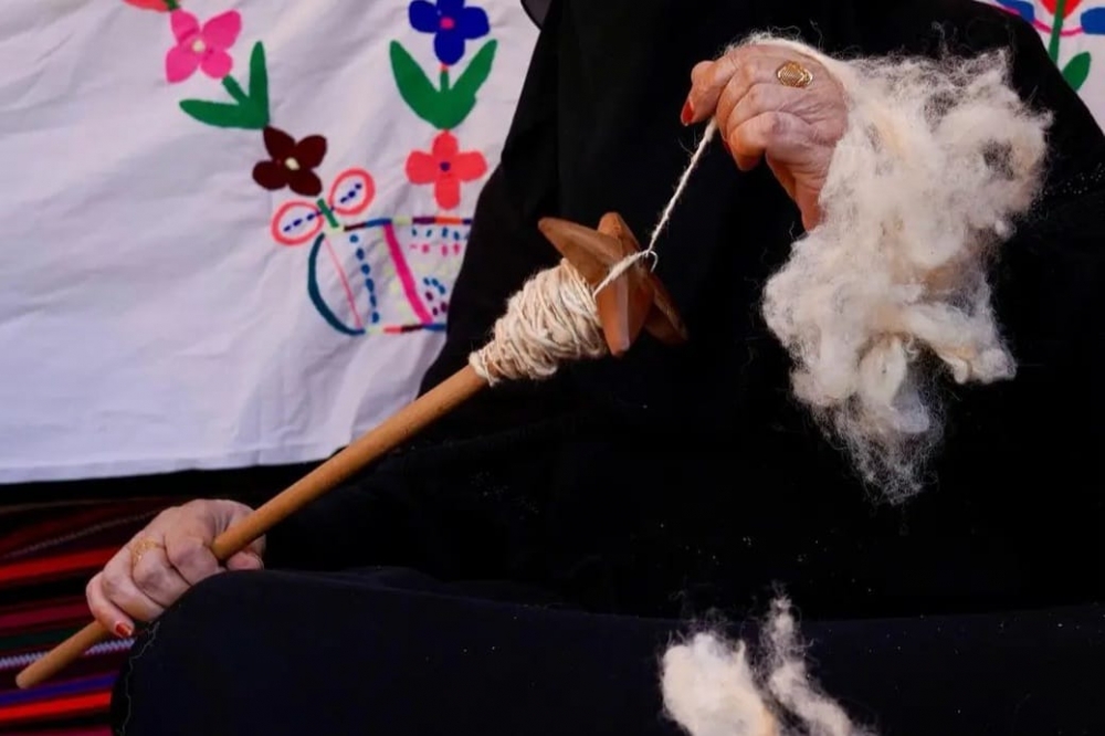 مهرجان الصقور بالحدود الشمالية يبرز حرفة المغزل رفيق المرأة