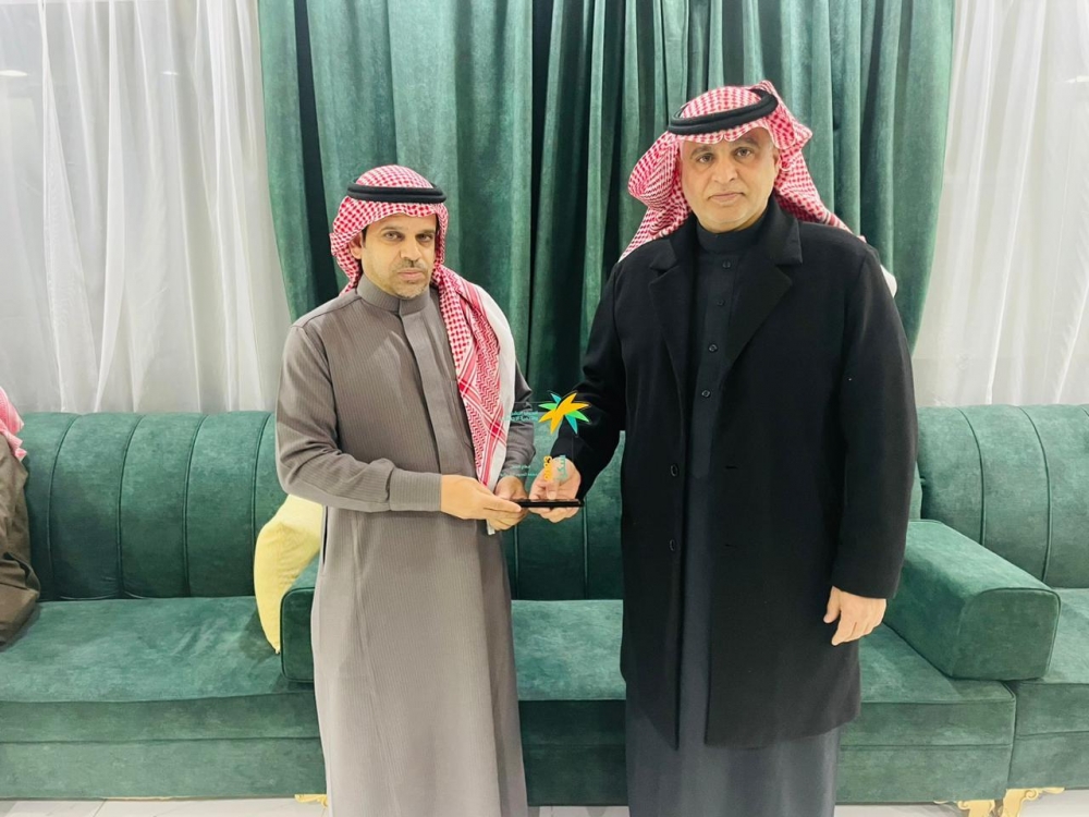 مدير فرع وزارة الموارد البشرية والتنمية الاجتماعية يكرم الإدارات التابعة للفرع بالحدود الشمالية