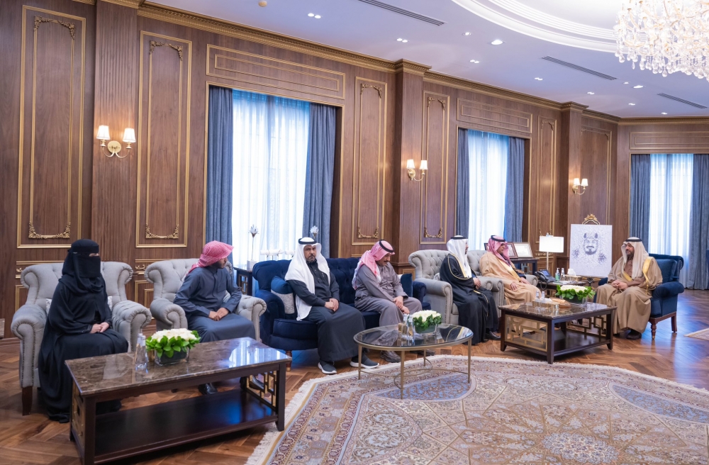 سمو أمير الحدود الشمالية يتسلّم التقرير السنوي لجمعية شباب المستقبل