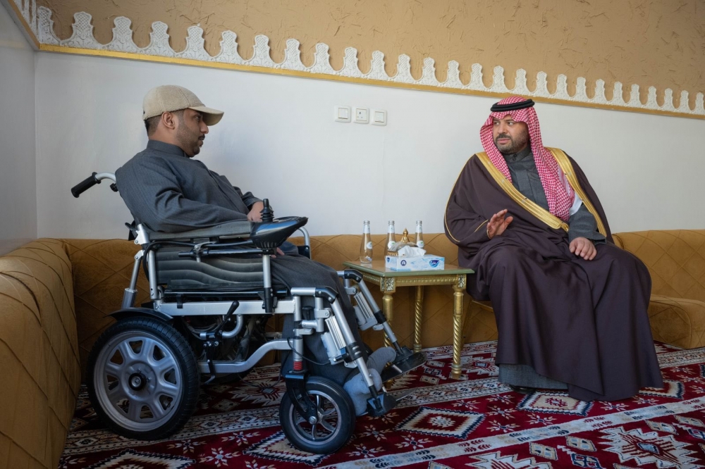 سمو أمير منطقة الحدود الشمالية يزور مواطنَين بمنزليهما في رفحاء من ذوي الإعاقة