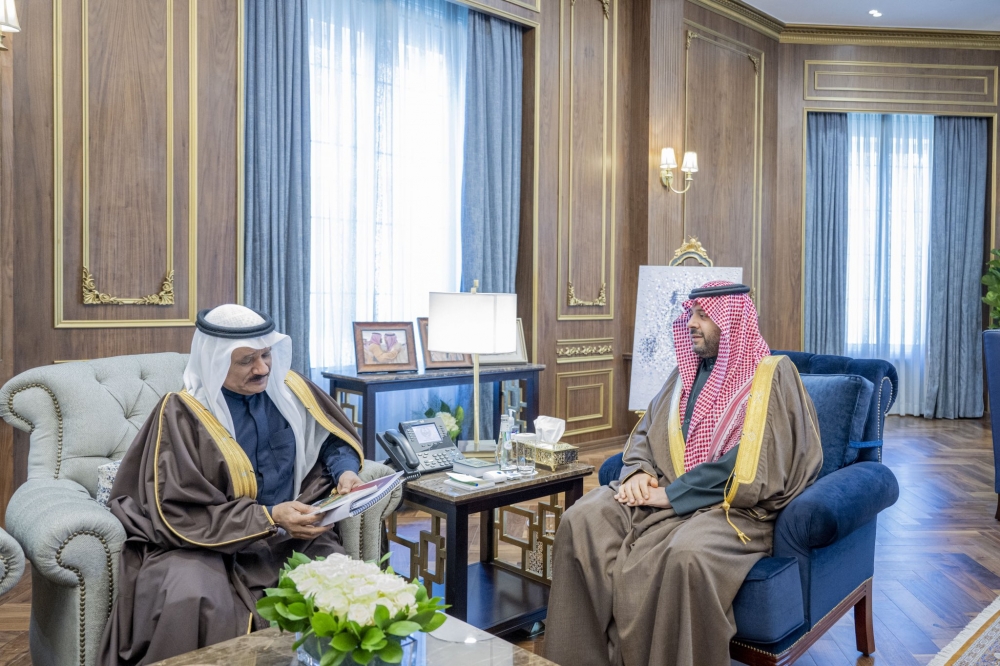 الأمير فيصل بن خالد بن سلطان يتسلم تقريراً عن الخطة التشغيلة للنادي الأدبي الثقافي في الحدود الشمالية