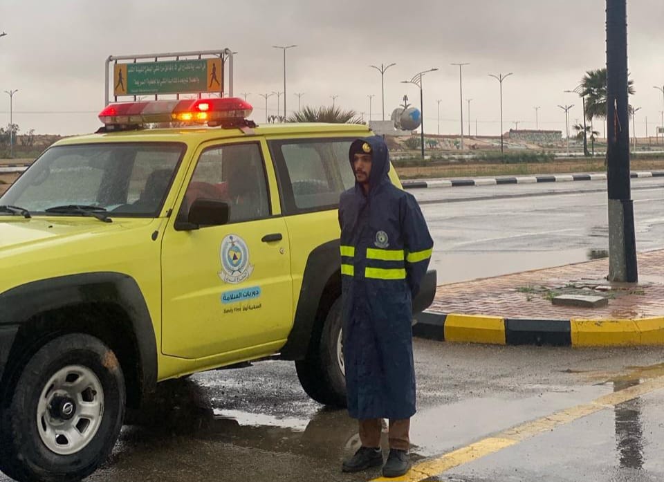 الدفاع المدني بمحافظة العويقيلة يرفع مستوى الجاهزية تجاوباً مع التحذيرات الجوية