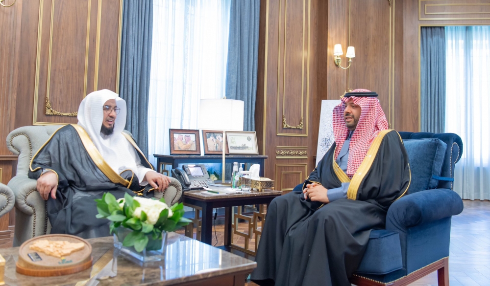 سمو أمير الحدود الشمالية يستقبل عضو المحكمة العليا