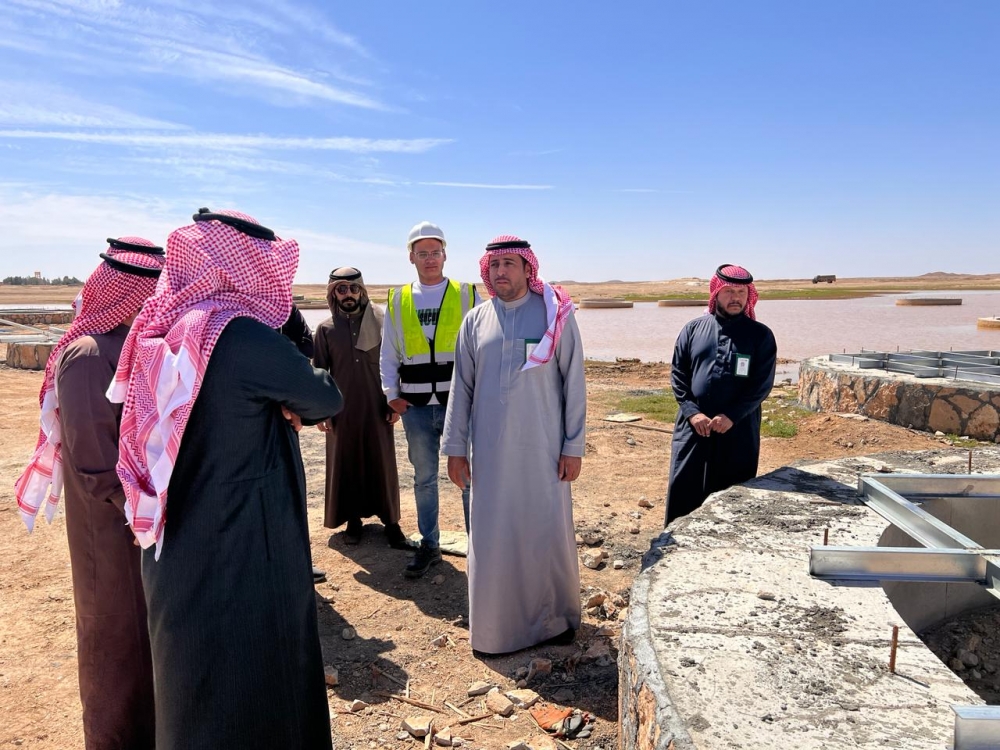 مدير فرع وزارة البيئة والمياه والزراعة بمنطقة الحدود الشمالية يتفقد سير العمل بمشروع ردم وتحصين الآبار