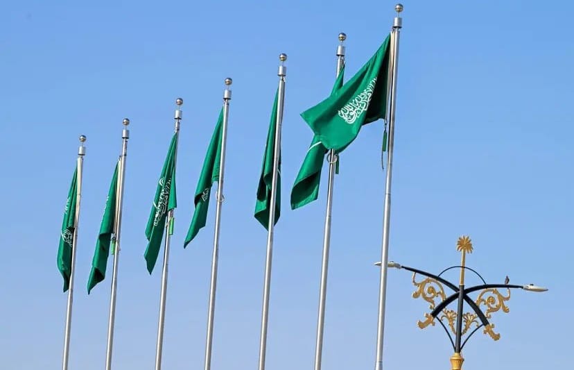 شوارع وميادين الحدود الشمالية تتزين بالأعلام احتفاءً بيوم العلم السعودي