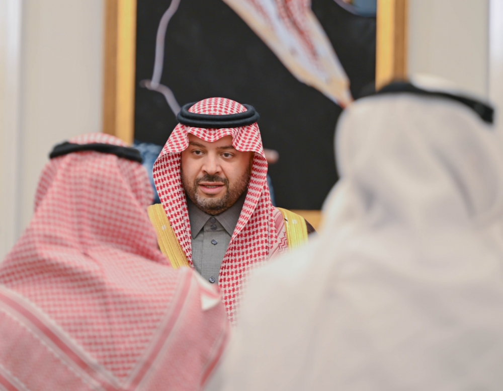 سمو أمير منطقة الحدود الشمالية يستقبل منسوبي الإمارة المهنئين بشهر رمضان المبارك