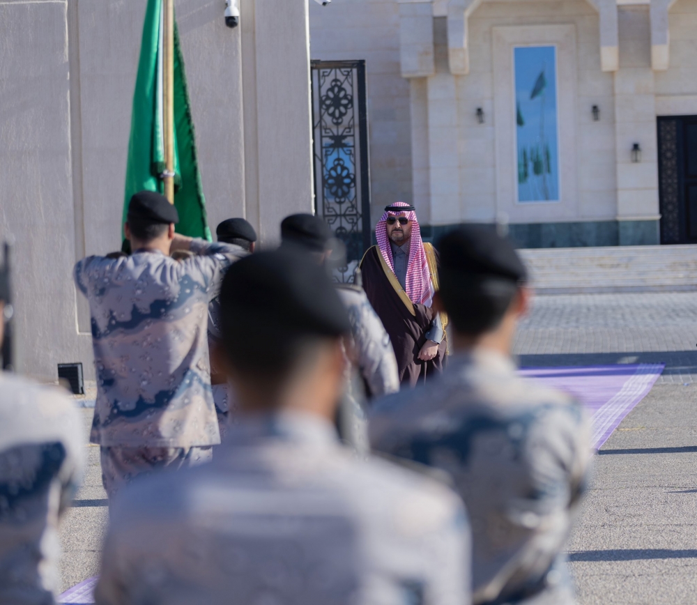 سمو أمير منطقة الحدود الشمالية يشهد العرض العسكري بمناسبة يوم العلم