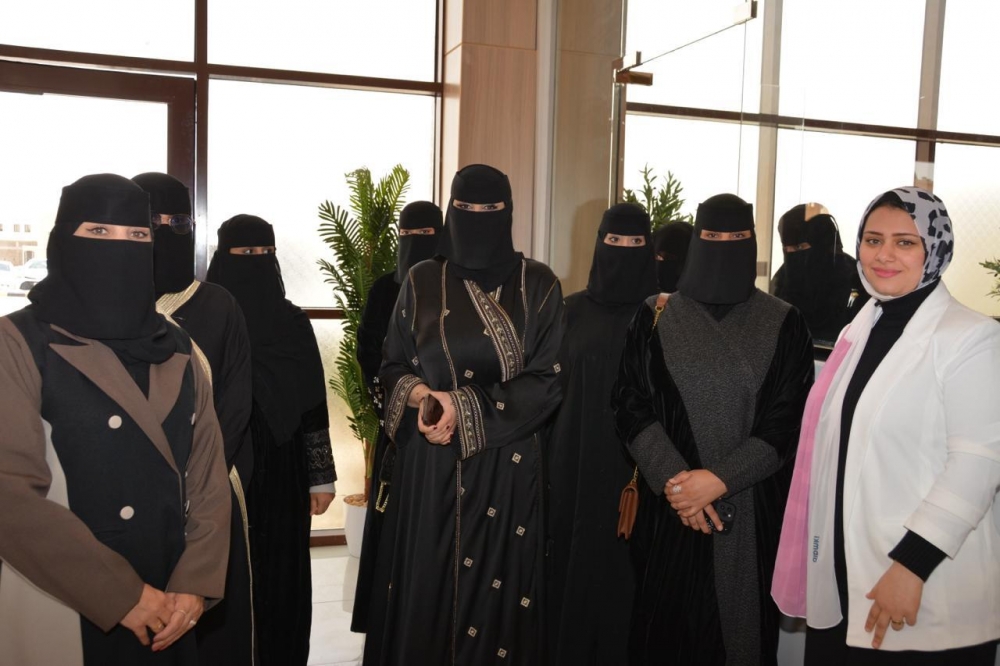 بمناسبة اليوم العالمي للمرأة الغرفة التجارية بعرعر ممثلة بمركز تمكين المرأة تنظم زيارة لمركز فاطمة كلينك للتجميل والجلدية