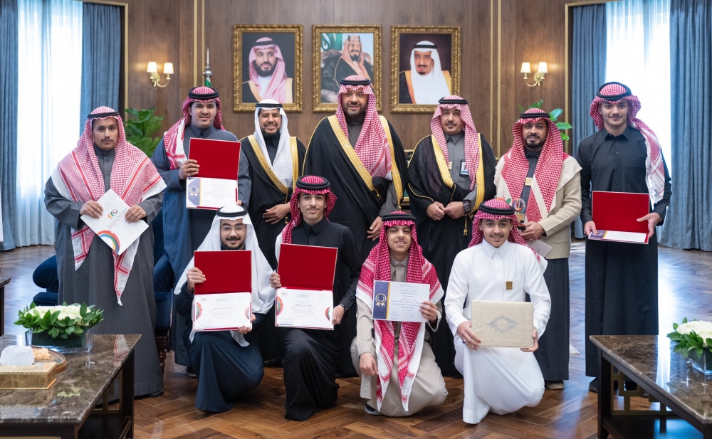 سمو أمير الحدود الشمالية يهنئ مدرسة الشيخ ابن باز بعرعر لحصولها على المركز الأول في مجال الخدمة المجتمعية على مستوى المملكة