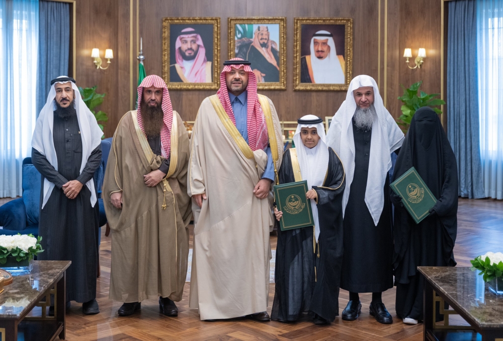 الأمير فيصل بن خالد بن سلطان يكرم الفائزَين بالمركز الأول بجائزة الملك سلمان لحفظ القرآن الكريم