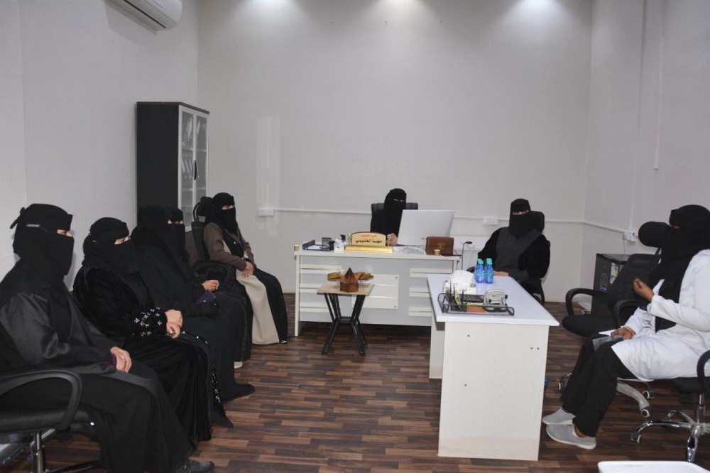 بمناسبة يوم الأم العالمي الغرفة التجارية بعرعر ممثلة بمركز تمكين المرأة تنظم زيارة للجمعية التعاونية الصحية