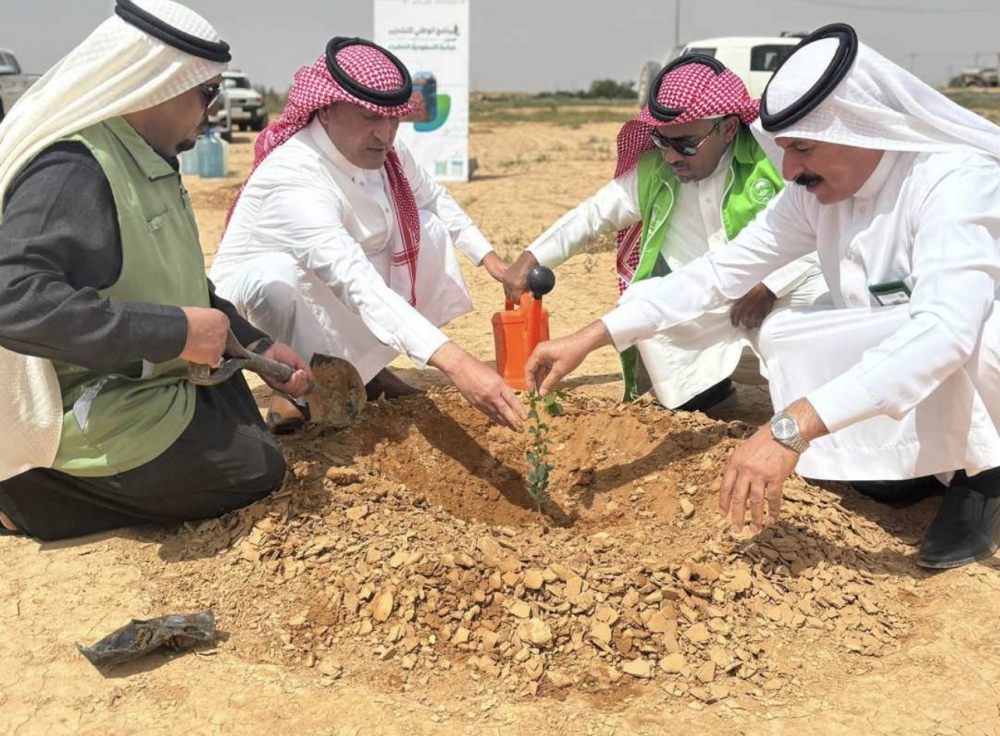 المركز الوطني لتنمية الغطاء النباتي ومكافحة التصحر بالتعاون مع فرع وزارة البيئة والمياه والزراعة بمنطقة الحدود الشمالية يطلق حملة تشجير وتنظيف ضمن مبادرة