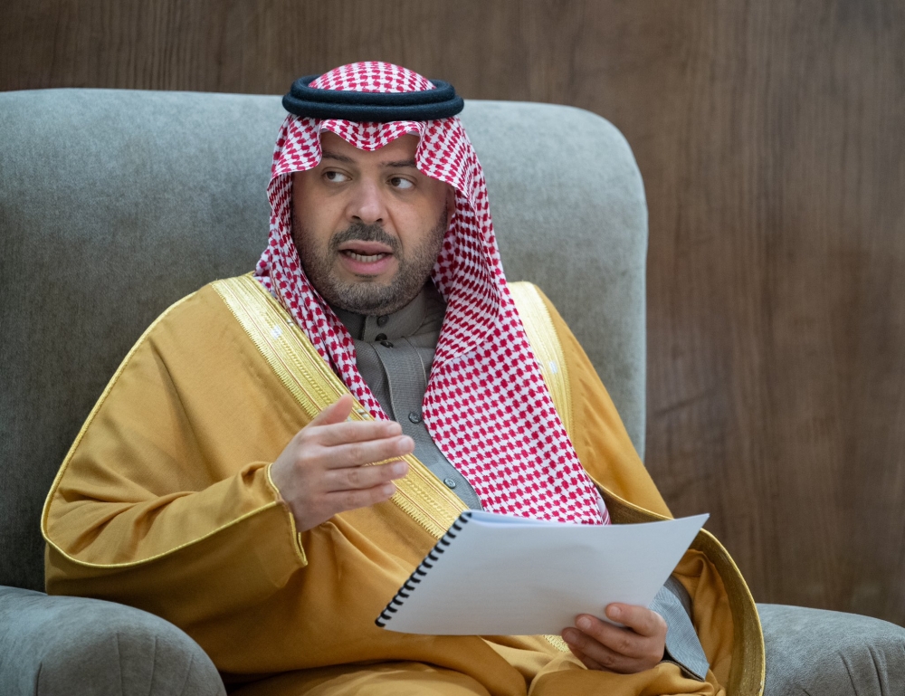 الأمير فيصل بن خالد بن سلطان يتسلم تقريراً عن أعمال لجان العفو في الحدود الشمالية