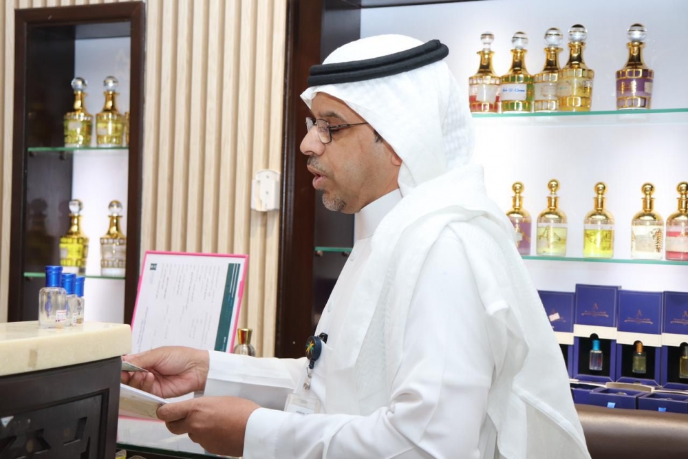 فرع وزارة الموارد البشرية والتنمية الإجتماعية بمنطقة الحدود الشمالية ينفذ جولة رقابية بالأسواق التجارية