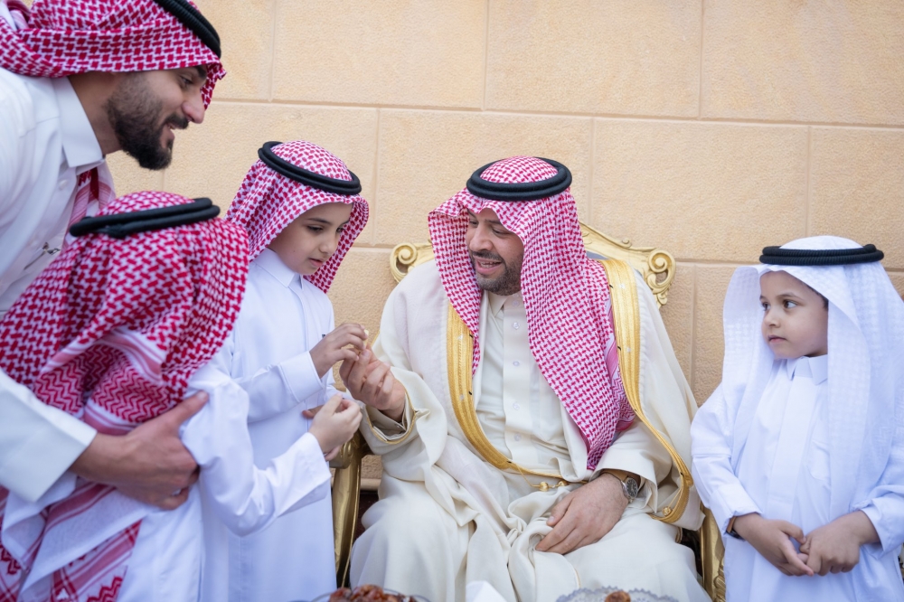 سمو أمير منطقة الحدود الشمالية يشارك سكان أحد أحياء مدينة عرعر معايدتهم بعيد الفطر المبارك