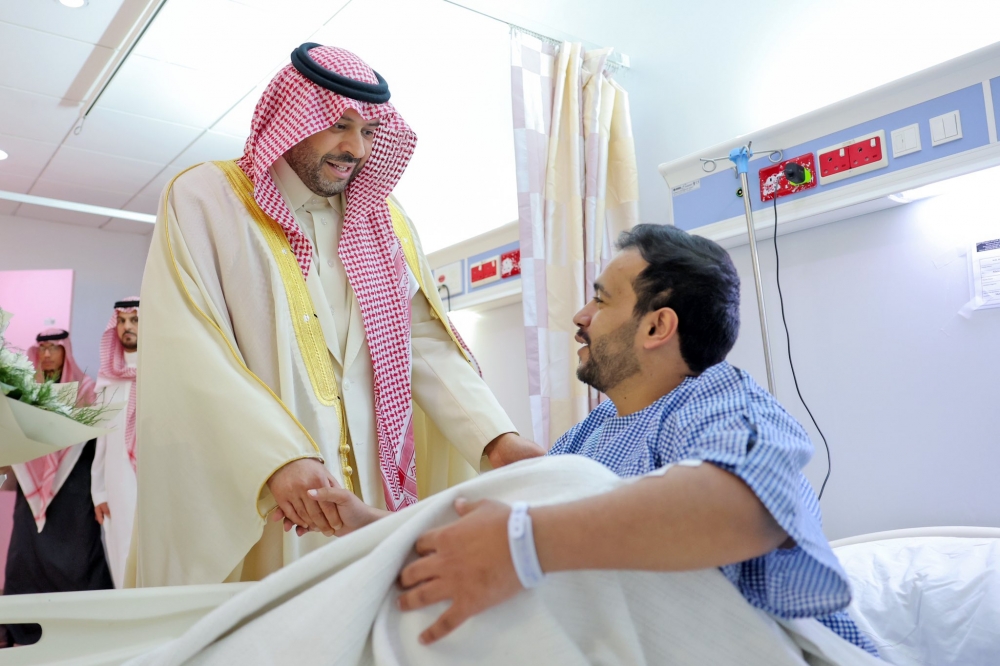 سمو أمير منطقة الحدود الشمالية يعايد المرضى المنومين في مستشفى الأمير عبدالعزيز بن مساعد بعرعر