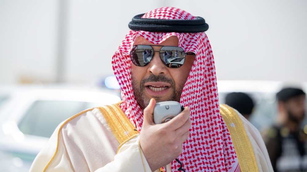 سمو أمير منطقة الحدود الشمالية يعايد رجال الأمن بالميدان