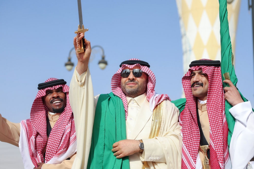 سمو أمير منطقة الحدود الشمالية يشارك بالعرضة السعودية احتفاءً بعيد الفطر