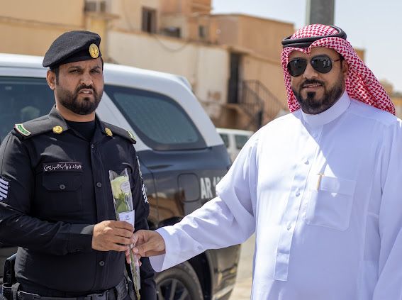 فرع الموارد البشرية بالحدود الشمالية وجمعية المسؤولية الإجتماعية يعايدون رجال الأمن بالميدان