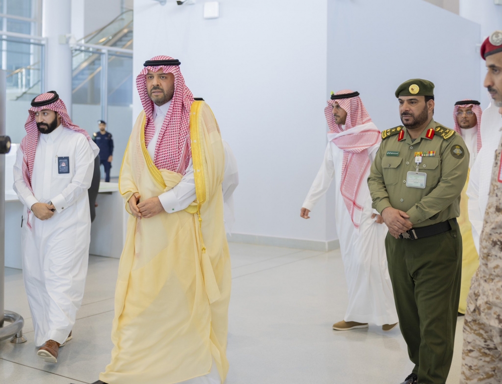 سمو أمير الحدود الشمالية يتفقد صالة السفر الدولية بمطار عرعر