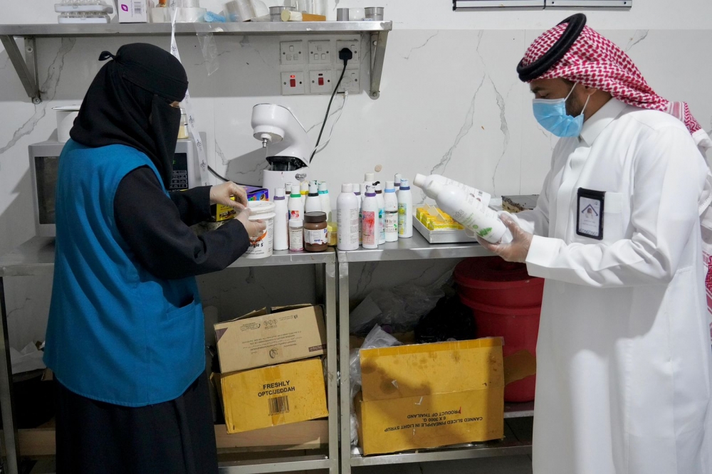 سمو الأمير فيصل بن خالد بن سلطان يوجه أمانة الحدود الشمالية بتكثيف الرقابة على المطاعم