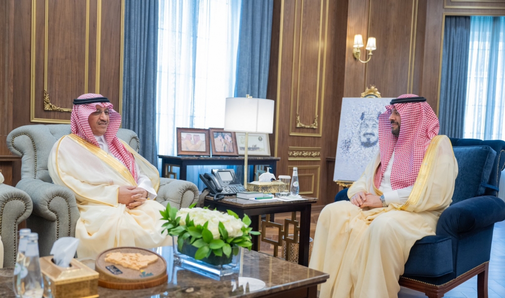 أمير منطقة الحدود الشمالية يستقبل وزير التعليم