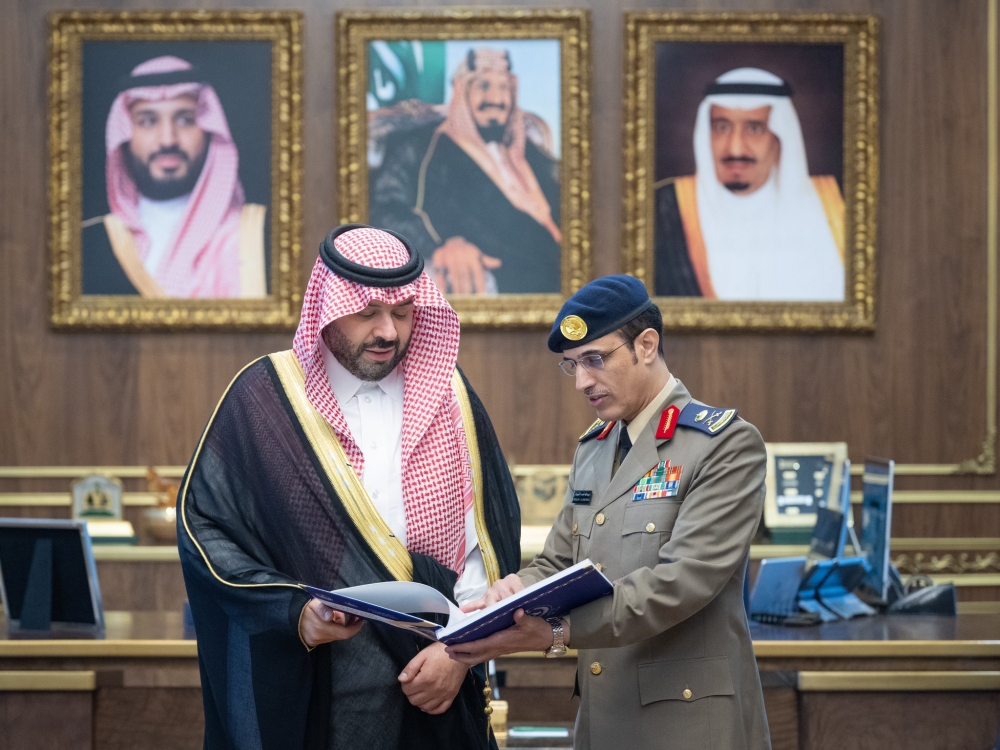 أمير الحدود الشمالية يتسلم التقرير السنوي للدفاع المدني بالمنطقة