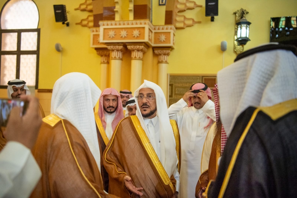 بمساحة إجمالية بلغت 6200 متر مربع .. معالي وزير الشؤون الإسلامية يتفقد جامع الأمير عبدالله بن عبدالعزيز بن مساعد في عرعر ويوجه بإعادة فرشه