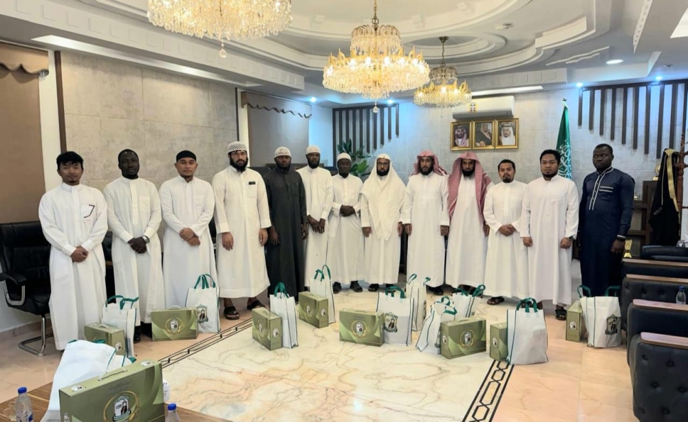 عدد من طلاب المنح بجامعة الحدود الشمالية يقومون بزيارة لفرع وزارة الافتاء بالمنطقة