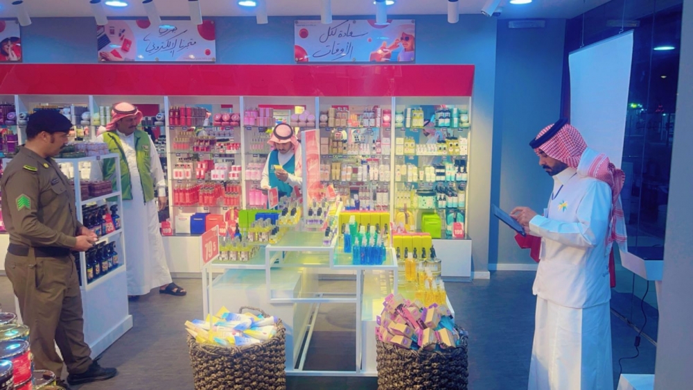 لجنة المتابعة الميدانية المشتركة لبرنامج التوطين بمحافظة طريف تقوم بجولة رقابية