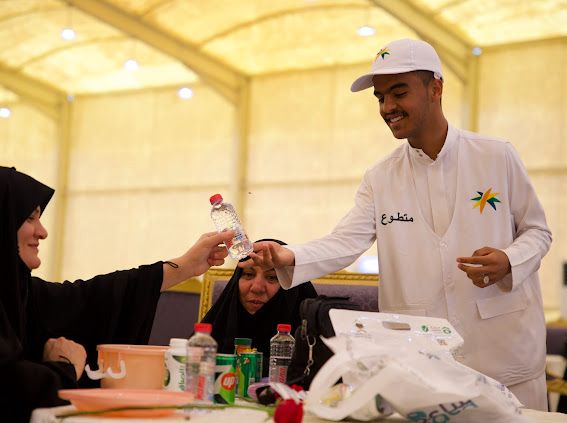 العمل التطوعي يعزز دور الشباب في خدمة الحجاج القادمين من العراق عبر منفذ جديدة عرعر