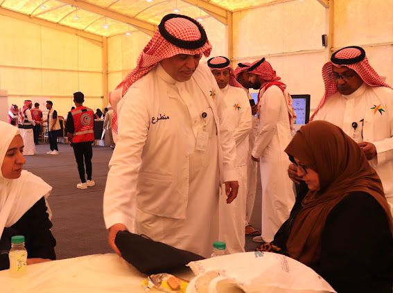 قيادات فرع وزارة الموارد البشرية بالحدود الشمالية يشاركون المتطوعين في خدمة ضيوف الرحمن القادمين عبر منفذ جديدة عرعر